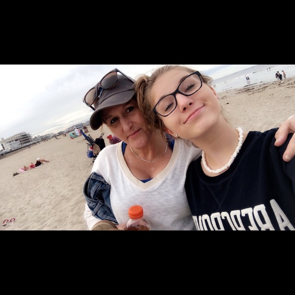 Meet your Posher, Lisa - Picture 2 of 2